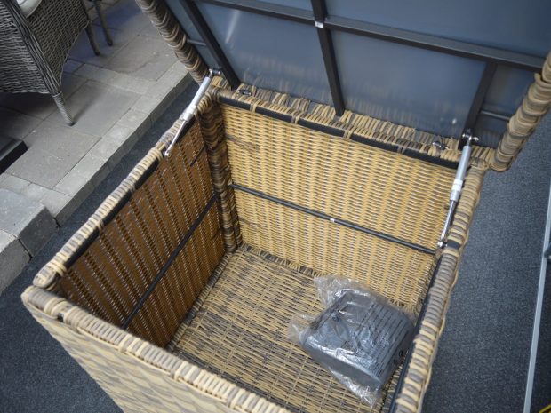 cornelia_hyndeboks_70x70cm_v3.jpg cornelia_hyndeboks_70x70cm_v3.jpg